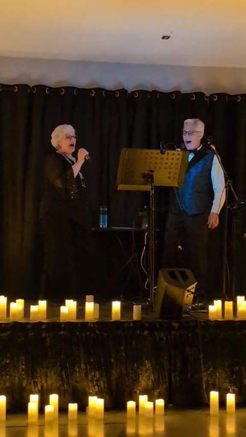 Roberto et Lucie en duo, soirée Candlelight entourés de lampions